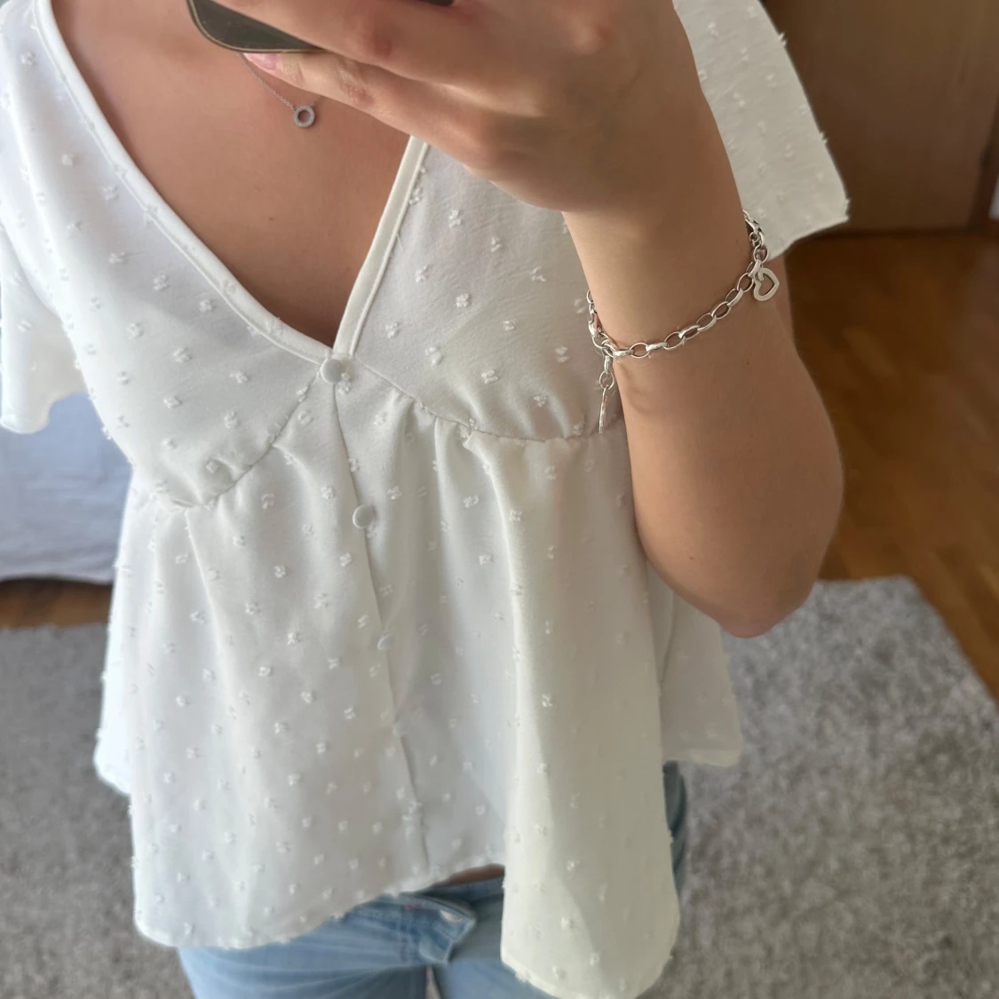 Vit blus med v-ringning och knappar - 1