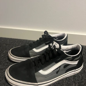 Vans Old Skool - Plagg:Vans Old Skool Storlek:38,5 Nypris:799 Mitt pris:199 Skick:väldigt bra, bara lite slitage om går bort Märke/Brand:Vans Färg:Vit,Grå,Svart Användning:Sparsamt använda   Fraktar Inom 24 h📦 Skriv Vid Minsta Lilla Intresse😃