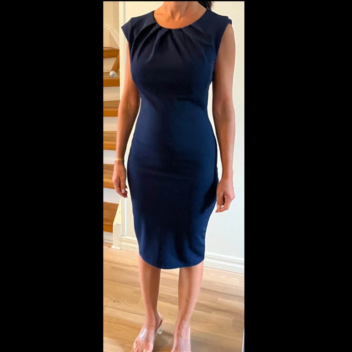 Mörkblå figursydd klänning