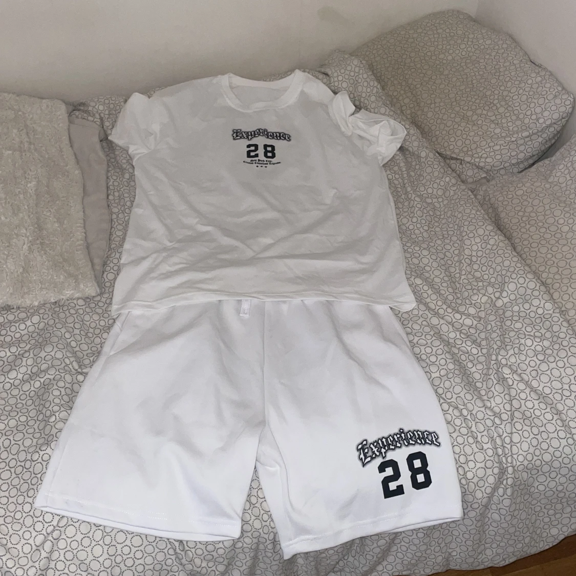 Vit t-shirt Experience 28 tryck