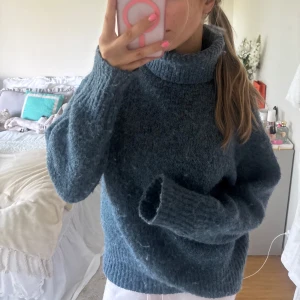 Blågrön stickad polotröja - Så himla mysig blågrön aktig stickad polotröja🥰🥰🥰