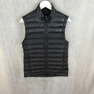 J.Lindberg väst  - J Lindberg väst i gott skick✅modellen på bilden är 185 och bär S.  Skriv vid minsta fråga 😁