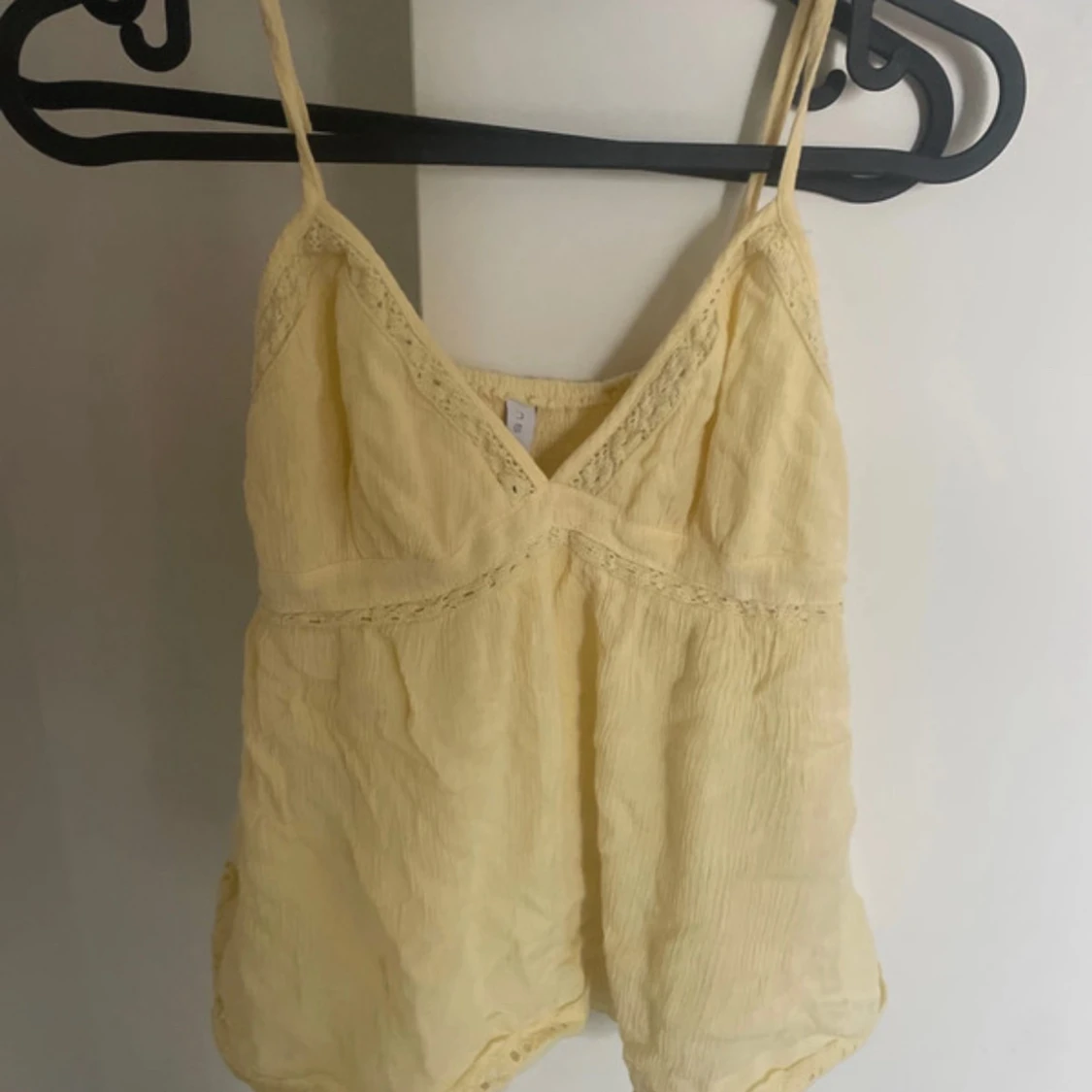 Ljusgul linnetopp med spetsdetaljer