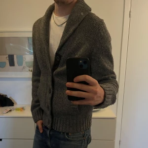 Stickad cardigan  - Tja tja, säljer nu denna feta cardigan från s.Oliver pga den inte kommer till användning! - Skick: 9/10 - Storlek: M - As härlig varm kofta nu till hösten! Skriv vid minsta fråga eller fundering! Mvh Carl