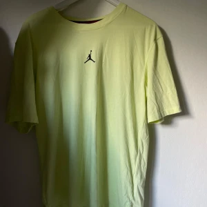 Neon grön Jordan t-shirt - Basket jordan t shirt, jättebra för träning och bekväm också. Inte alls använd, så i bra skick och pris kan diskuteras.
