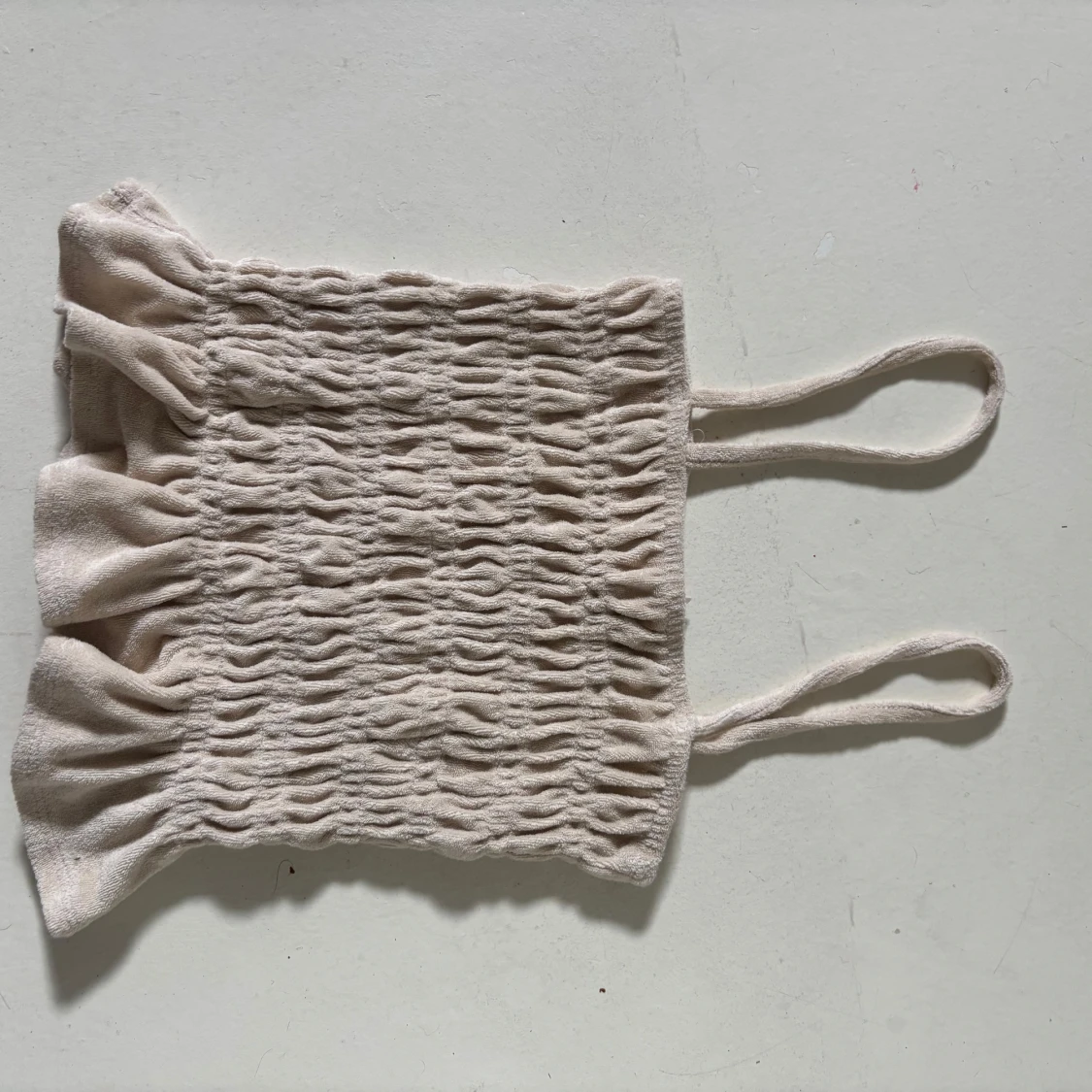 Beige topp med volang