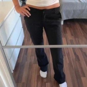 Lågmidjade kostymbyxor  - Säljer dessa jätte snygga kostymbyxorna från Chelsea😍 säljer då de tyvärr inte passar mig längre💕