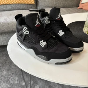 Jordan 4 - Säljer nu mina Jordan 4 black canvas som jag fick av min kusin men var inte riktigt min stil, skicket är som nytt. Storlek 43