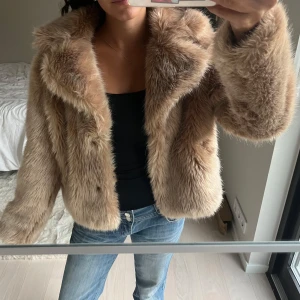 Beige fusk pälsjacka från Bershka XS - Supermjuk och fluffig beige fuskpälsjacka från Bershka i storlek XS. Jackan har fickor på sidorna och två knappar man stänger jackan med🤍