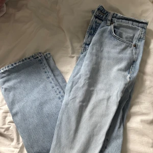 Mid Waist jeans Zara storlek 36 - Säljer dessa jeans då jag inte använder de💕