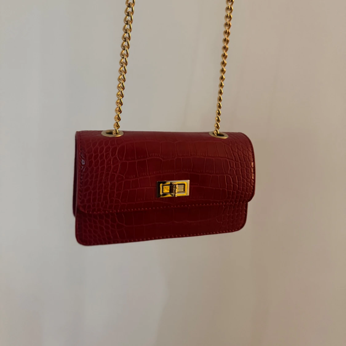 Röd axelväska med kedja - 1