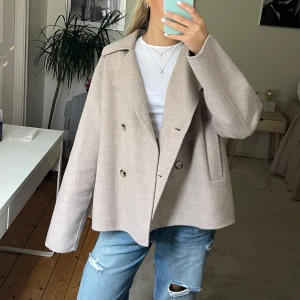 Kappa - Så snygg kappa från Selected Femme! Stl M men passar S också. Aningen nopprig men det tänker man inte på! Nypris 2000