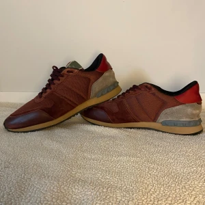 Valentino rockrunner - Säljer mina stilrena valentino rockrunner i sällsynta färgen vinröd/röd. Storlek 43. Sjukt låga priset beroende på att inget OG ingår. Perfekt till hösten men även vintern då dem är varma. Tveka inte på att ställa vidare frågor eller funderingar 