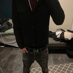 Only & Sons kofta - Snygg kofta från Only & Sons, nypris runt 500 säljer då den är för liten för mig. Storlek XS och fint skick utan defekter men lite nopprig därför säljs billigare