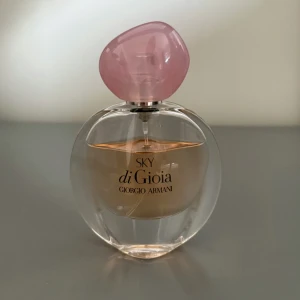 Sky di Gioia parfym från Armani - Sky di Gioia från Giorgio Armani är en elegant parfym i en rund glasflaska med en ljusrosa vätska och ett unikt, rosa stenkapsyl. Luktar otroligt gott och går inte längre att köpa i Sverige. 