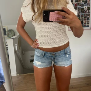 Ljusblå jeansshorts från Hollister - Säljer ett par snygga ljusblå, lågmidjade jeansshorts från Hollister. 😙😙