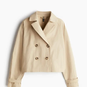 Beige höst kappa❣️ - Säljer nu en beige trenchcoat från hm❣️ perfekt till hösten och endast andvänd 1 gång❤️skriv för fler bilder osv❤️❤️❤️