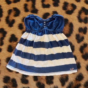 Hollister babydoll topp - Säljer en vintage hollister babydoll top i stl S, den har ett fint fandogt mönster och är i en tubtopp design. ❣️ är öppen för prisförslag ❣️