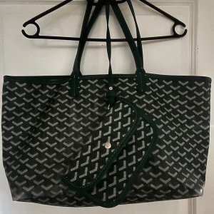 Grön Y-mönstrad väska  - Trendig och lyxig väska i grönt (ej äkta), stor modell så ryms väldigt mycket i 🥰 kommer även med en liten miniväska som kan användas som en plånbok eller handväska om man vill. Pris kan såklart diskuteras vid snabb affär 😊
