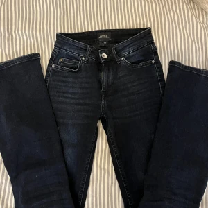 Mörkblå bootcut jeans från ONLY - Snygga mörkblå bootcut jeans från ONLY i storlek XXS. Jeansen har klassisk femficksdesign, medelhög midja och är tillverkade i stretchigt denim för en bekväm passform.