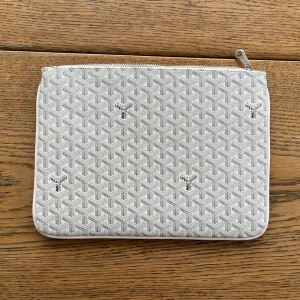 Vitt Datorfodral - Snyggt datorfodral. Säljer då den inte passade min dator. Passar perfekt till skoldatorer eller datorer som inte är för stora. Fodralet drygt 29 cm bred och 20 cm hög vilket gör den perfekt för vardaglig användning. Skriv för fler bilder eller frågor kring mått osv.