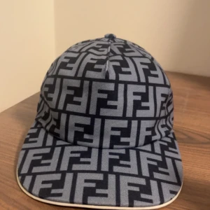 Keps från fendi - snygg och stilig babyblå keps från fendi som passar till en varm dag i sommaren och är lätt o styla! Säljer den just för att jag behöver pengar annars skulle jag behållt den här snygga kepsen.