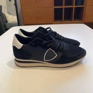 Philippe model trpx - Snygga svarta sneakers från Philippe Model. Trpx model typ aldrig använda fick i julklapp, allting kvar box och dustbag. 