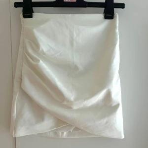  Vit kjol från zara  -  Vit kjol från zara 