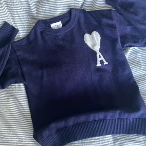 Ámí tröja - Säljer denna tvärfeta ull tröjan som passar perfekt för dig som vill få en både stilren o rik stil. Tröjan är aldrig använd men passar tyvärr inte.