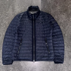 Marc O’polo - Säljer min Marc O’Polo hybridjacka i mycket bra skick. Köptes i slutet av våren men har knappt använts eftersom den visade sig vara för liten för mig efter viktuppgång.