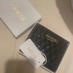 Svart quiltad plånbok från Guess - Snygg svart (helt ny med prislapp kvar) plånbok från Guess.  Perfekt till present då både prislapp finns kvar och box medkommer!