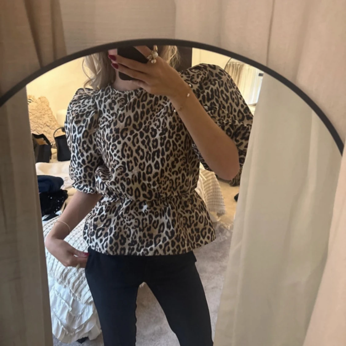 Leopardmönstrad blus med puffärm