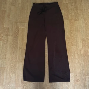 Svarta mjukisbyxor från Lindex - Säljer ett par svarta mjukisbyxor från Lindex i storlek S. Byxorna har en loose passform med breda ben och snörning i midjan för extra komfort. Materialet är mjukt och skönt, perfekt för chill dagar. Färgen är djup och neutral, lätt att matcha med andra plagg.