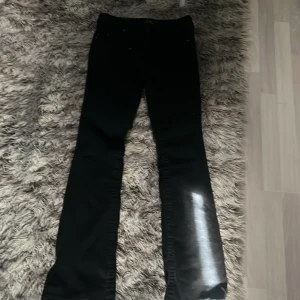 Svarta bootcut jeans True Religion -  köpt second hand men den passade inte men förra ägaren sa att dem va nästan aldrig använd o tvättade en gång, skriv för mer info eller bilder pris kan diskuteras 