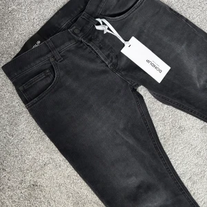  Dondup jeans  - Tja säljer dessa helt nya Dondup jeansen! Dem har en riktigt snygg färg och matchar bra! Tagsen sitter även kvar! | storlek: 29 | Nypris: 4000kr | Mitt pris: 899kr | Tags sitter kvar!✅| Pris går absolut att diskutera är även sugen på byten! Kom privat för frågor eller fler bilder!