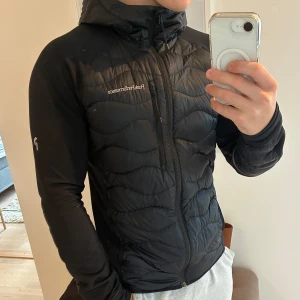 Peak Performance Hybrid Cardigan - 9/10 skick, sparsamt använd. Se sista bild, utöver det i nyskick.