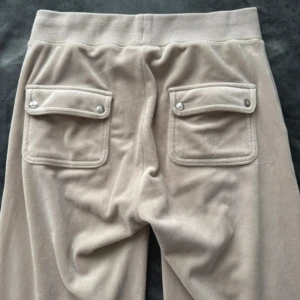juicy couture byxor - beiga juicy couture byxor! OBS! har 2 små fläckar på benet men inget man märker (se sista bilden)