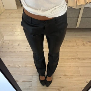 Skinnbyxor - Supersnygga byxor i skinnimitation! Lågmidjade samt utsvängda💃 Är 169 cm