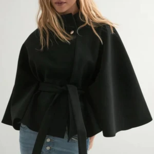 Poncho jacket  - Poncho jacket från Nelly, endast testad men prislappen finns inte kvar. Är slutsåld på hemsidan. Är i storlek ONESIZE