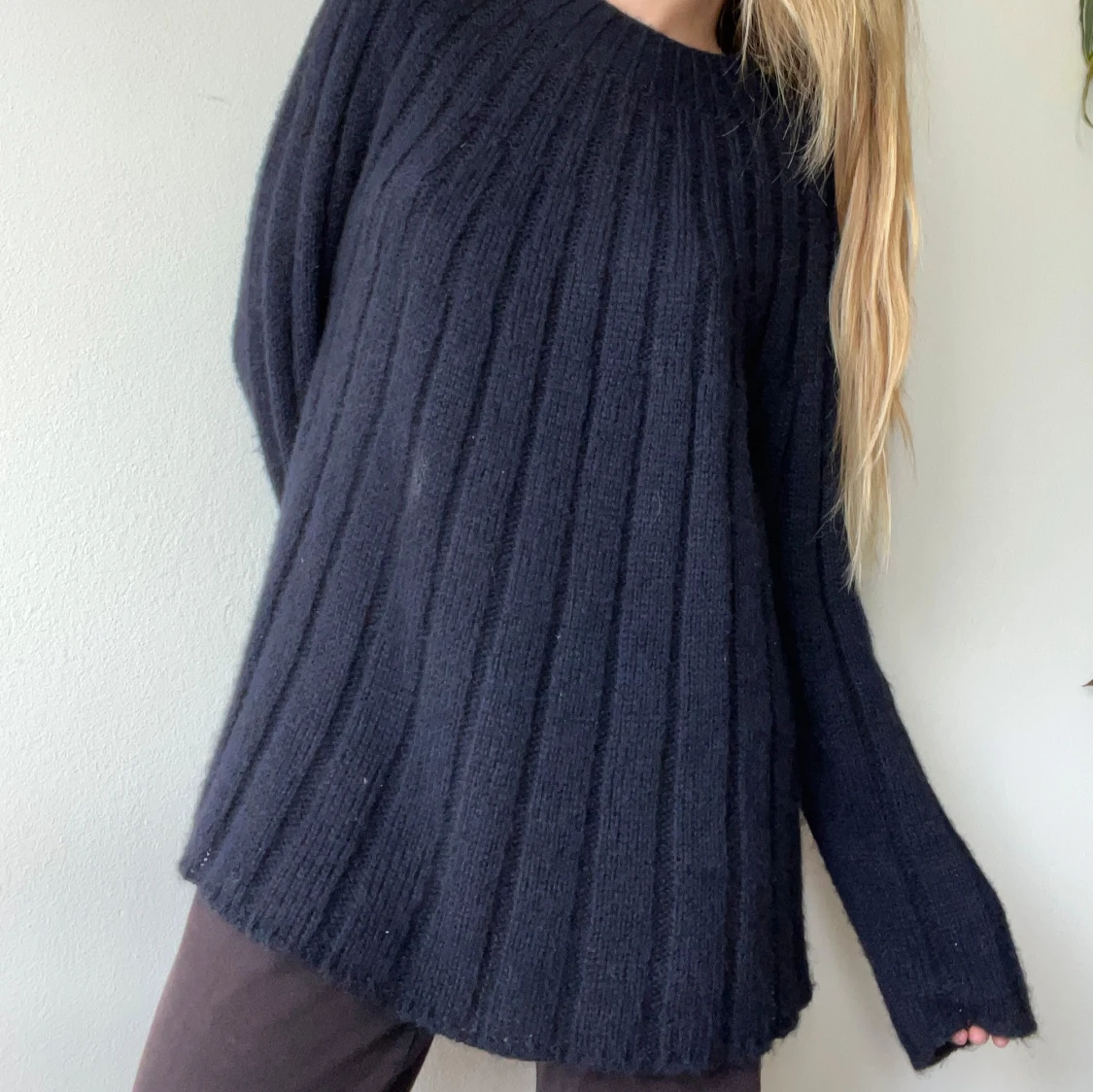 Mörkblå ribbstickad oversized tröja - 2