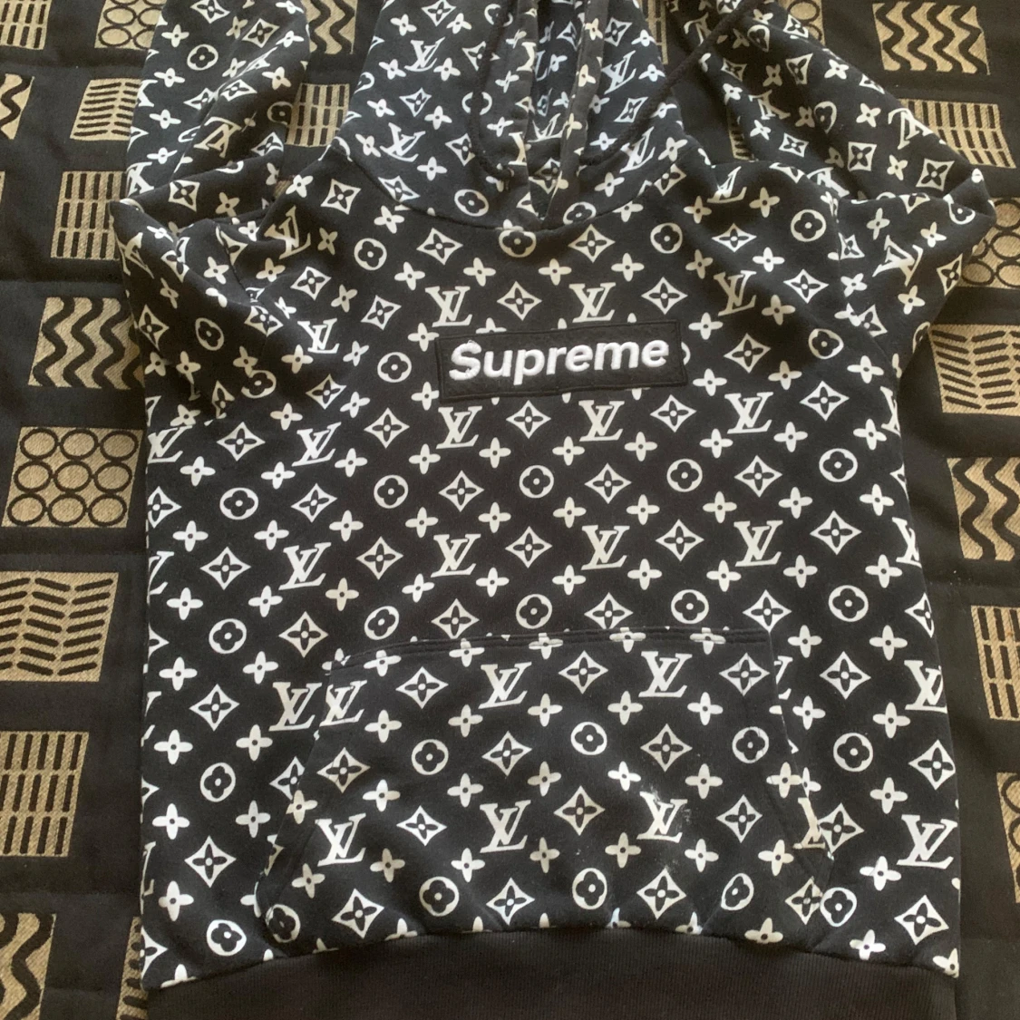 Supreme x Louis Vuitton svart hoodie - 1