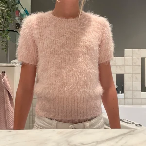Ljusrosa fluffig stickad tröja Zara - Superfin ljusrosa stickad tröja från Zara med korta ärmar och rund hals. Den är jätte mjuk och är i stolek S, skriv för mer info eller bilder🫶🏼 pris kan diskuteras 