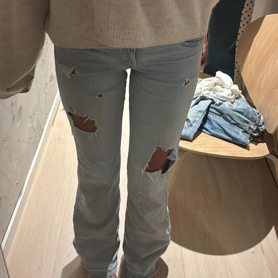 Ljusblå jeans med hål - 2