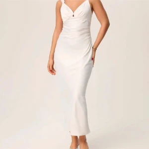 Adoore klänning  - Nimes slip dress i färgen off-white. Endast använd 1 gång.