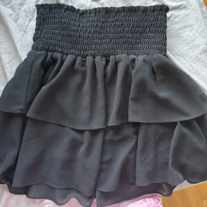 Svart kjol - Säljer en svart kjol från Chelsea då den inte längre kommer till användning! Storlek xs! 