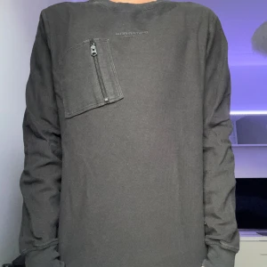 Svart långärmad tröja G-Star RAW - Svart långärmad tröja från G-Star RAW, köpt i butik i london för 110€. Har bra passform och skönt material, skriv vid frågor!