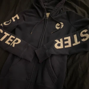 Hollister zip S - Tjena säljer denna hollister zip hoodien i stl S, fint skick färg mörkblå. Hör av dig vid funderingar:)