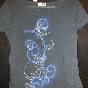 Svart tshirt med coolt mönster - Superhärlig tshirt från Joy, helt svart i färgen