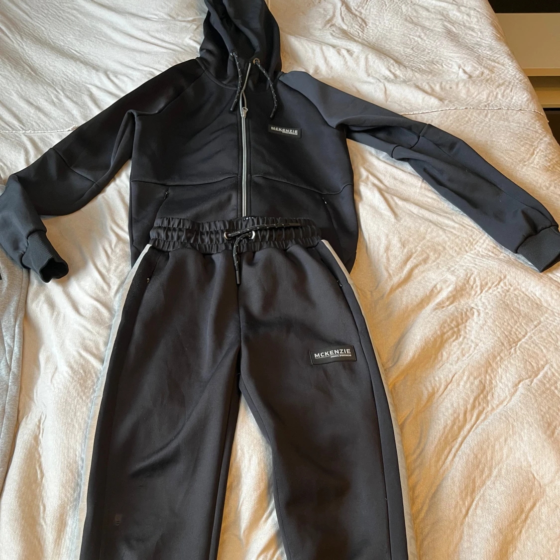 Svart hoodie från McKenzie med huva