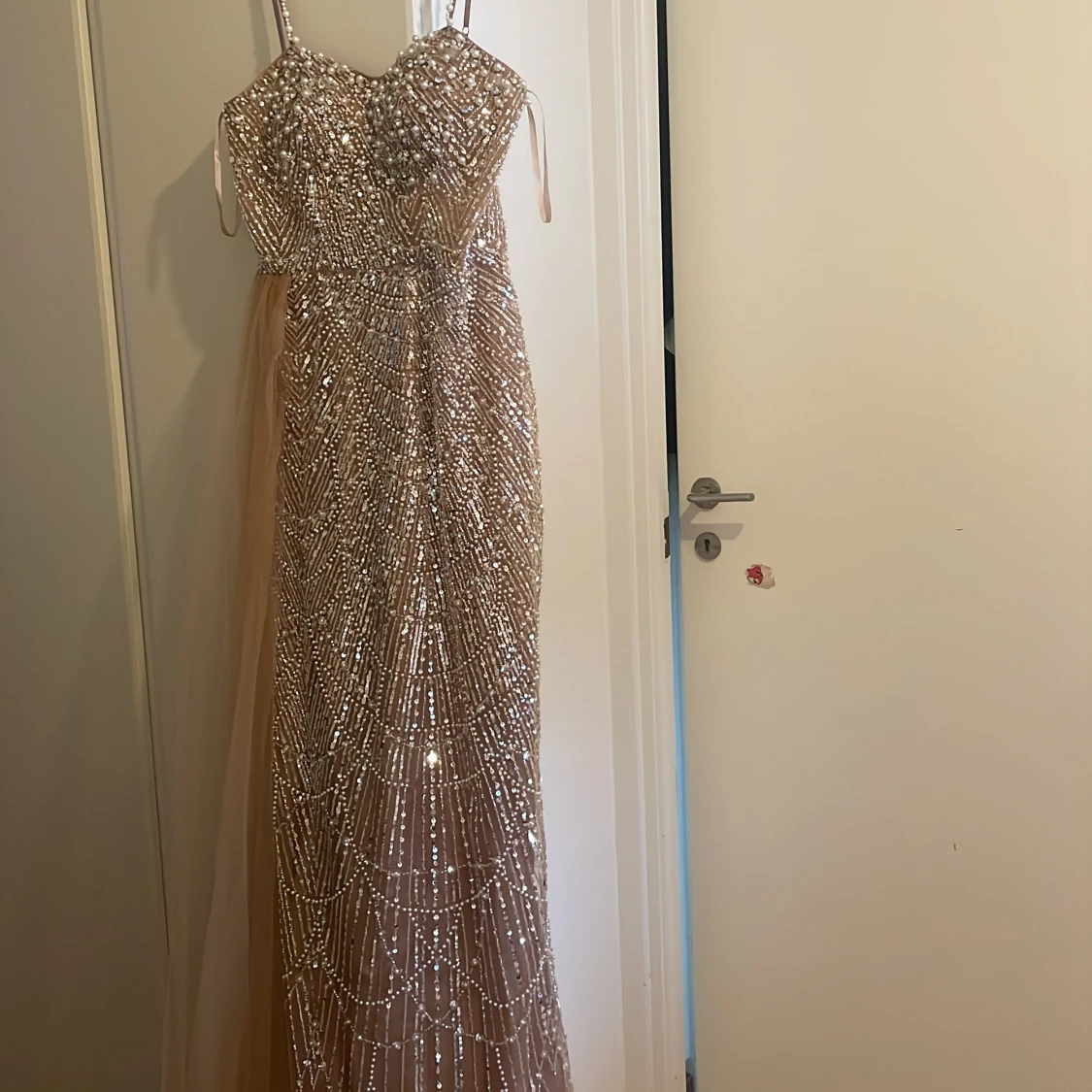 Champagnefärgad långklänning med paljetter